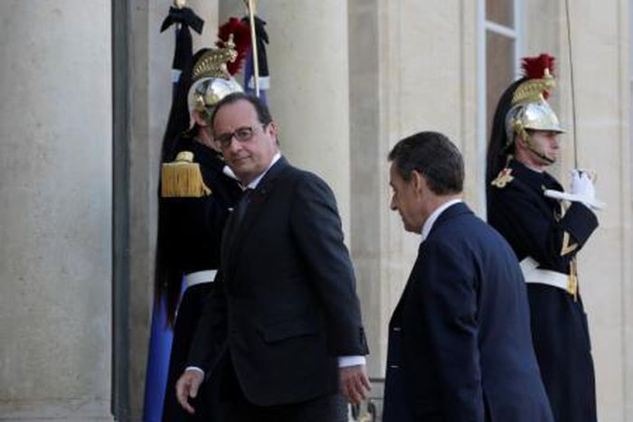 French President Francois Hollande (L) escorts Nicolas Sarkozy, former president and current head of the Les Republicains political party, before a meeting at the Elysee Palace in Paris, France, November 15, 2015.