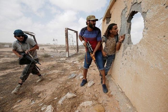 Libyan forces allied with the U.N.-backed government take cover during a battle with Islamic State fighters in Sirte, Libya, July 15, 2016. REUTERS/Goran Tomasevic/File Photo