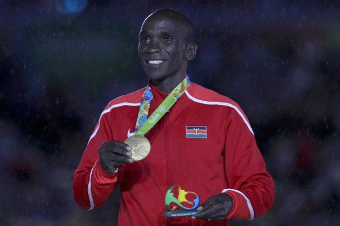 2016 Rio Olympics - Athletics - Victory Ceremony - Men's Marathon Victory Ceremony - Maracana Stadium - Rio de Janeiro, Brazil - 21/08/2016. Eliud Kipchoge (KEN) of Kenya poses with his gold medal.