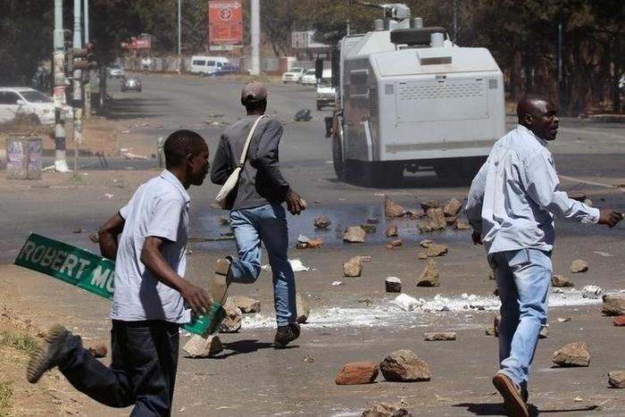 Opposition party supporters clash with police in Harare, Zimbabwe, August 26, 2016.