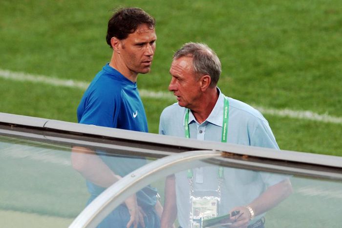 ___4846501___https:______static.pulse.com.gh___webservice___escenic___binary___4846501___2016___3___25___18___van-basten-cruyff-cropped_48uqa8lqpwy011gbwe2rhj0j1