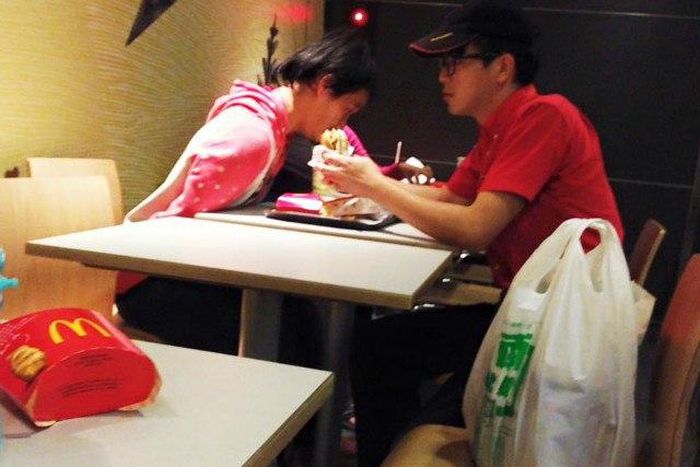 Picture of waiter feeding burger to disabled customer goes viral