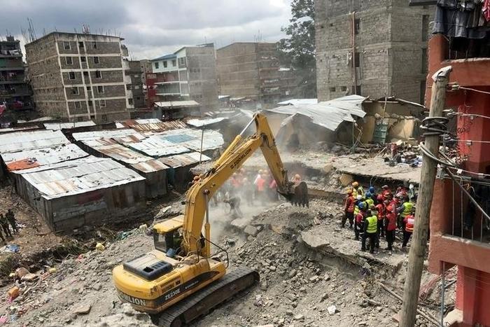 Rescue workers use a bulldozer as they continue to search for survivors in Huruma neighbourhood in the rubble of a six-storey building that collapsed in Nairobi, Kenya, May 5, 2016.     REUTERS/Thomas Mukoya