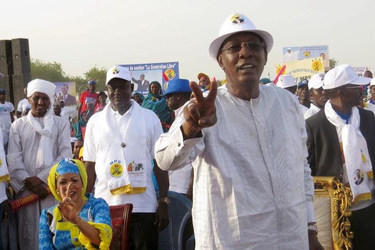Chadian President Idriss Deby gestures during a campaign rally in Ndjamena, Chad, April 8, 2016.  REUTERS/Moumine Ngarmbassa