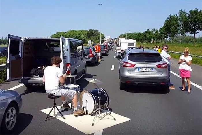 drummer turned an annoying traffic gridlock into an amazing jam session