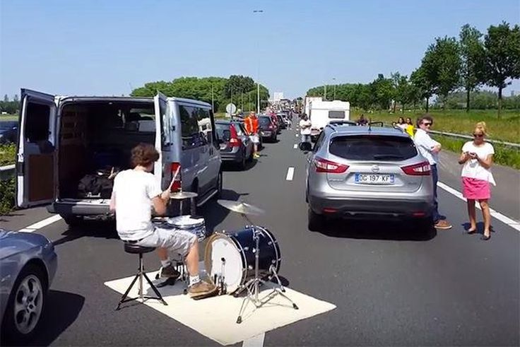 drummer turned an annoying traffic gridlock into an amazing jam session