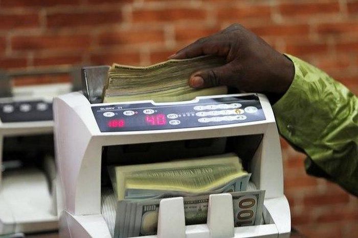 Nigeria banks to set naira rate on Monday without c.bank intervention: banker