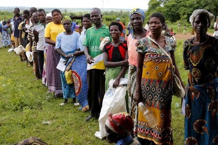 Malawians queue for food aid distributed by the United Nations World Food Progamme (WFP) in Mzumazi village near the capital Lilongwe, February 3, 2016.
