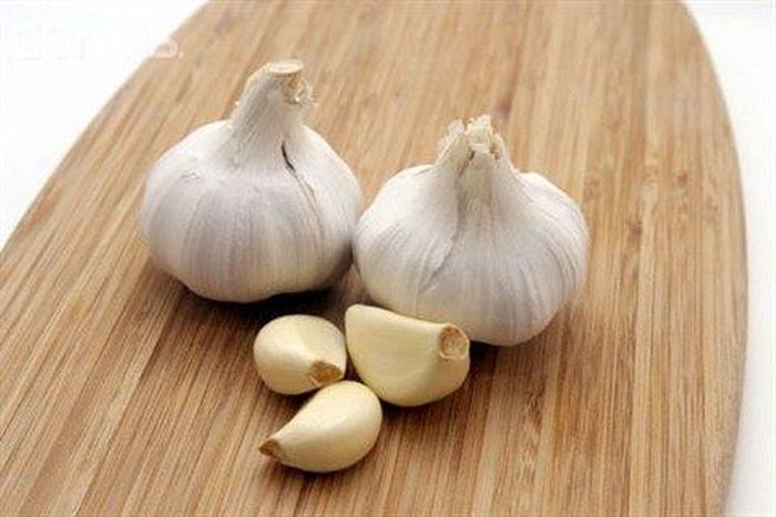 Garlics are in as the latest crazy trends for its skin healing powers as they are making an entrance as a treatment for pimples and acne.