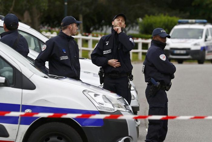 3 police officers (NOT pictured) shot dead by 17-year-old boy.