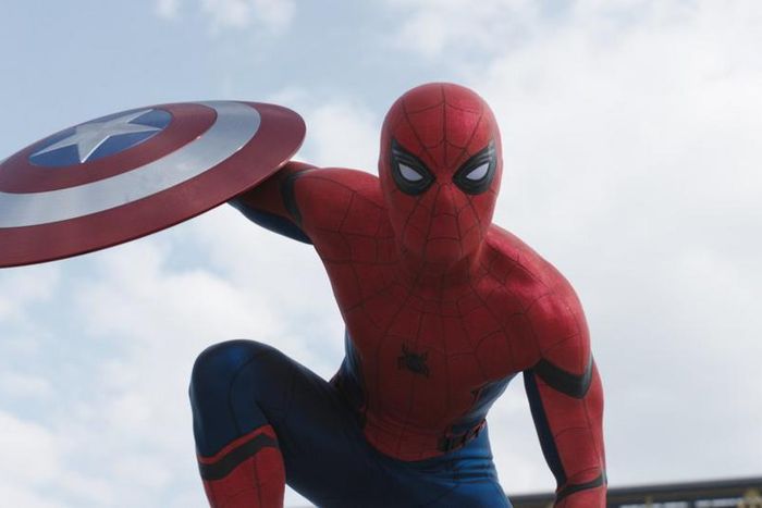 First look at Spider-Man in "Captain America: Civil War"