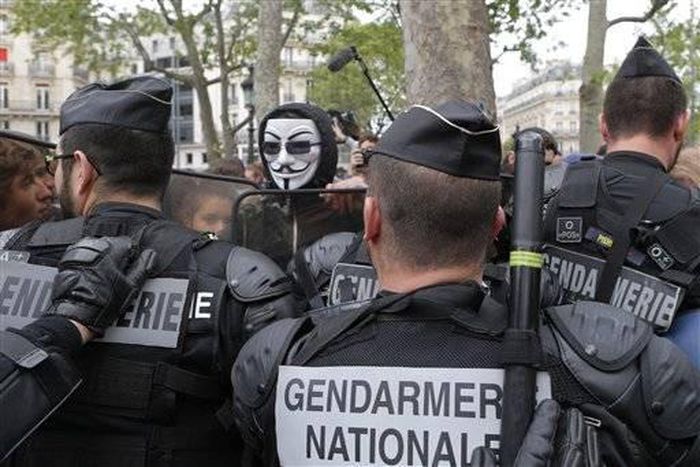 French riot police deploy ahead of protest against jobs reform