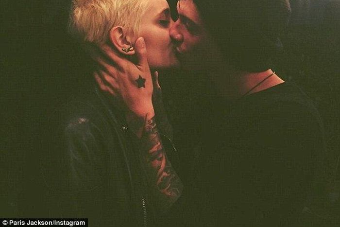 Paris Jackson kisses boyfriend, Michael Snoddy