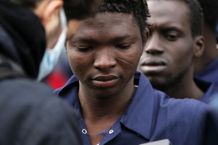 Migrants are seen as they disembark the German naval vessel Frankfurt Am Main in the Sicilian harbour of Pozzallo, Italy, March 16, 2016. REUTERS/Antonio Parrinello