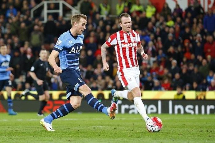 Harry Kane scores the third goal for Tottenham