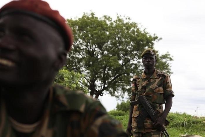 Sudan People's Liberation Army (SPLA) soldiers chat before the start of celebrations on the 31st anniversary of the SPLA in Juba May 16, 2014. REUTERS/Andreea Campeanu