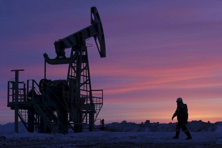 A worker at an oil field owned by Bashneft, Bashkortostan, Russia, in this January 28, 2015 file photo.