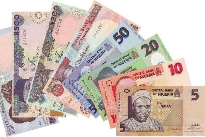 Naira devalues further against dollar at N372 to $1