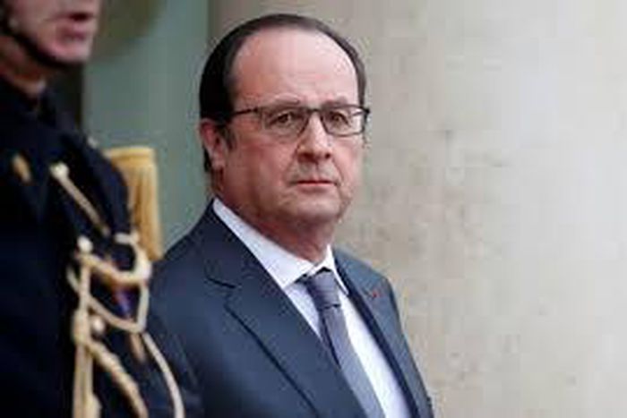 France's Hollande drops post-attack plans to change constitution