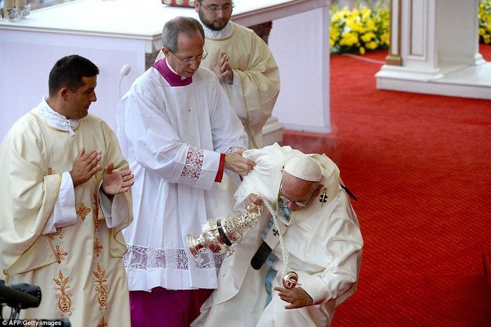 Pope Francis falls in Poland