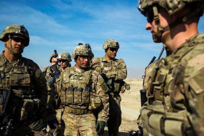 U.S. soldiers from Dragon Troop of the 3rd Cavalry Regiment discuss their mission during their first training exercise of the new year near operating base Gamberi in the Laghman province of Afghanistan January 1, 2015.