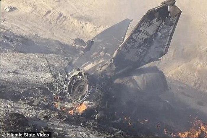 ISIS wrecks a Syrian fighter jet