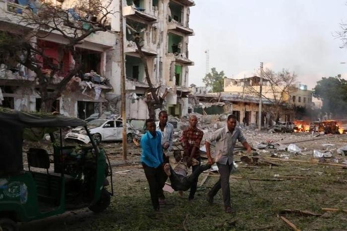 YCivilians evacuate an unidentified man injured from the scene of a suicide car bombing outside Hotel Ambassador on Maka Al Mukaram Road in Somalia's capital Mogadishu, June 1, 2016. REUTERS/Feisal Omar