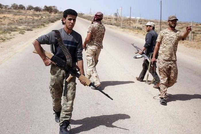 Libya Dawn fighters search for Islamic State militant positions during a patrol near Sirte March 17, 2015. REUTERS/Goran Tomasevic