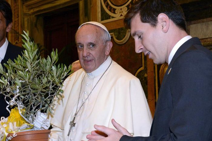 ___5327655___https:______static.pulse.com.gh___webservice___escenic___binary___5327655___2016___8___1___7___lionelmessipope-cropped_1254h6213pi2k16sp6zpd85b4r