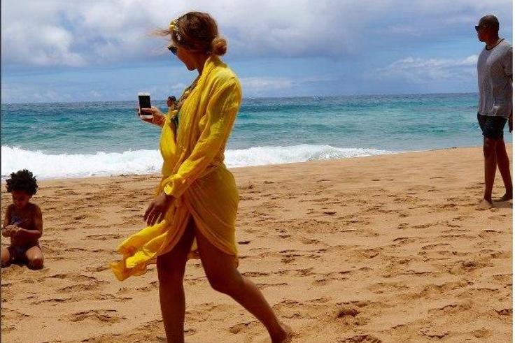 Beyonce, Jay Z, Blue Ivy on vacation