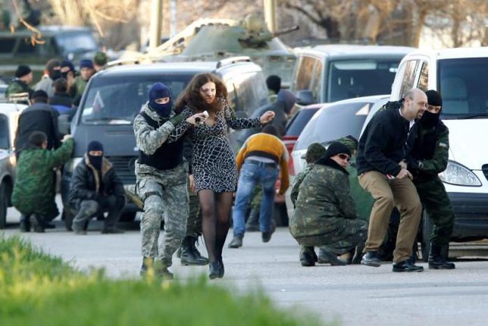 EU calls for more countries to impose sanctions over Crimea