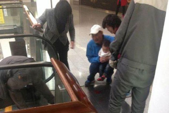 1-yr-old girl loses SIX fingers in escalator accident
