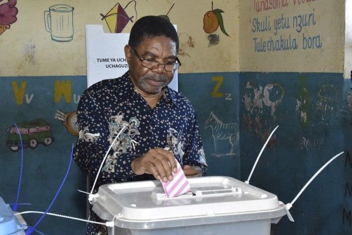 Zanzibar's President Ali Mohamed Shein of the ruling CCM party casts his ballot at Bungi primary school in Zanzibar, Tanzania March 20, 2016, during re-election after the Zanzibar Electoral Commission (ZEC) nullification of the October 25 General Elect...