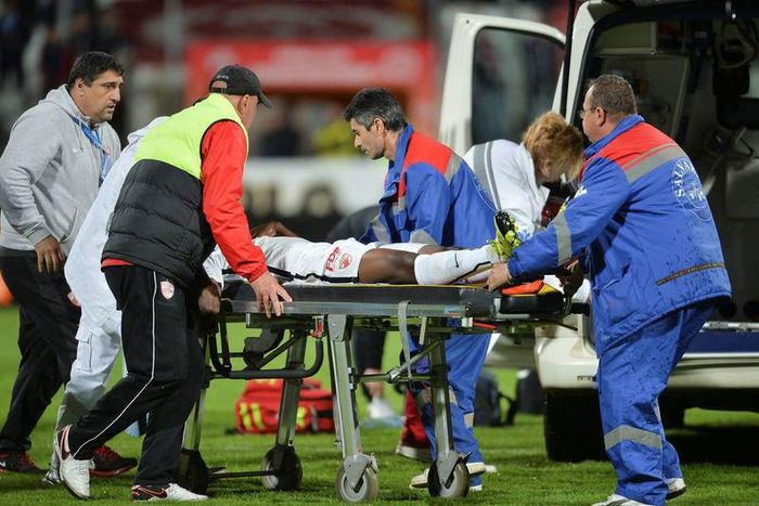 Dinamo Bucharest's Patrick Ekeng is transported to an ambulance after collapsing during a play-off match against Viitorul Constanta in Bucharest, Romania, May 6, 2016.   Inquam Photos/via Reuters