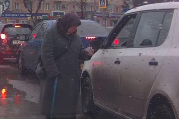 Dissatisfied beggar returns money because it was not enough