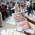 Residents read newspapers with reports of Yellow Fever, along the streets in Kinshasa, capital of the Democratic Republic of the Congo, June 21, 2016. REUTERS/Jean Robert N'kengo