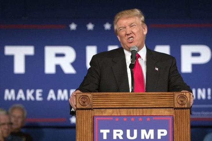 Woman responds perfectly to Donald Trump by putting on an American flag hijab