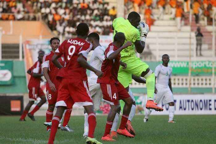Football soccer - African Nations Cup qualifiers - Ivory Coast v Sudan - Felix Houphouet Boigny stadium, Abidjan, Ivory Coast - 25/03/16 - Ivory Coast's goalkeeper Gbohouo Sylvain catches the ball. REUTERS/Luc Gnago