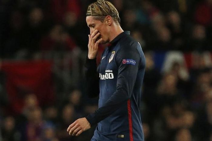 Torres protests Barcelona red card