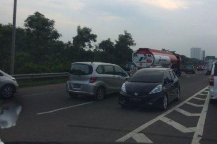 Car drives against traffic