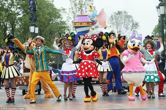 ___5162594___https:______static.pulse.com.gh___webservice___escenic___binary___5162594___2016___6___17___16___Shanghai+Disneyland+opening+4