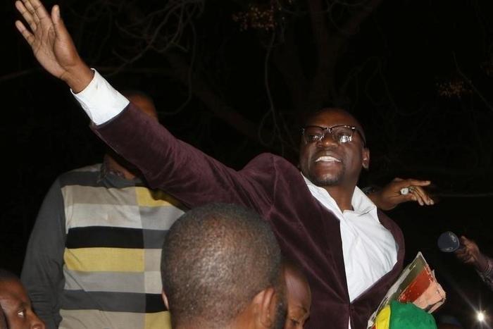 Zimbabwean Pastor Evan Mawarire is lifted by followers after his release at Harare Magistrates court, July 13, 2016.