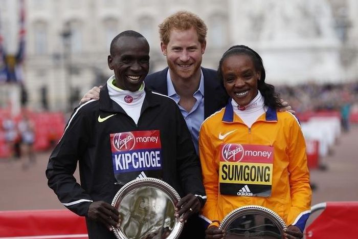 Athletics - 2016 Virgin Money London Marathon - London - 24/4/16
Great Britain's Prince Harry poses with the winner of the men's race Kenya's Eliud Kipchoge and the women's race Jemima Sumgong
Action Images via Reuters / Paul Childs
Livepic