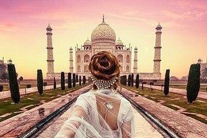 Photographer who “Follows” his wife around the world reveals secret behind perfect shots