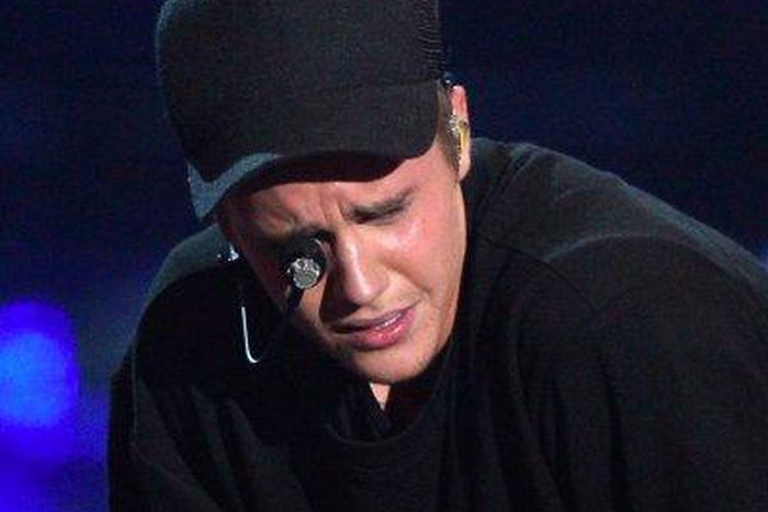Justin Bieber cries at VMAs