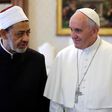 Pope Francis talks with Sheikh Ahmed Mohamed el-Tayeb (L), Egyptian Imam of al-Azhar Mosque, at the Vatican May 23, 2016. REUTERS/Max Rossi