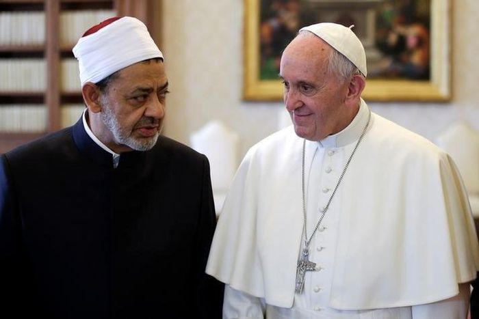 Pope Francis talks with Sheikh Ahmed Mohamed el-Tayeb (L), Egyptian Imam of al-Azhar Mosque, at the Vatican May 23, 2016. REUTERS/Max Rossi