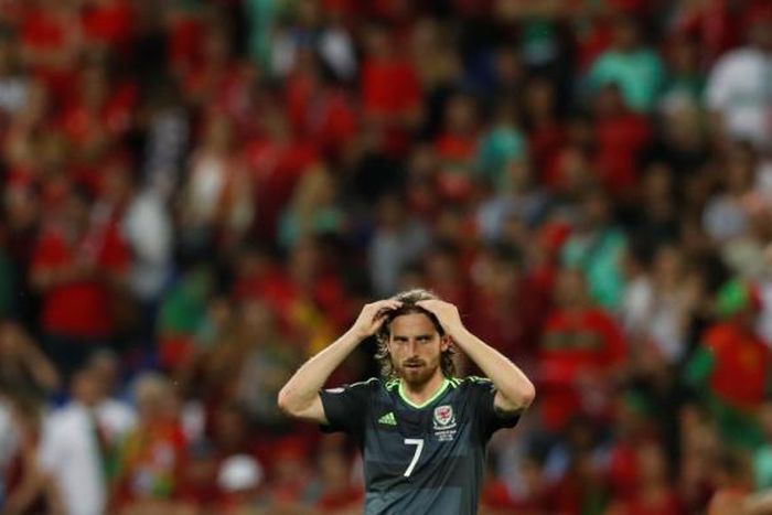 Stoke swoop for Liverpool's Wales midfielder