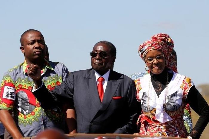 Zimbabwe's President Robert Mugabe and his wife Grace greet supporters of his ZANU (PF) party during the "One Million Man March", a show of support of Mugabe's rule in Harare, Zimbabwe, May 25, 2016.