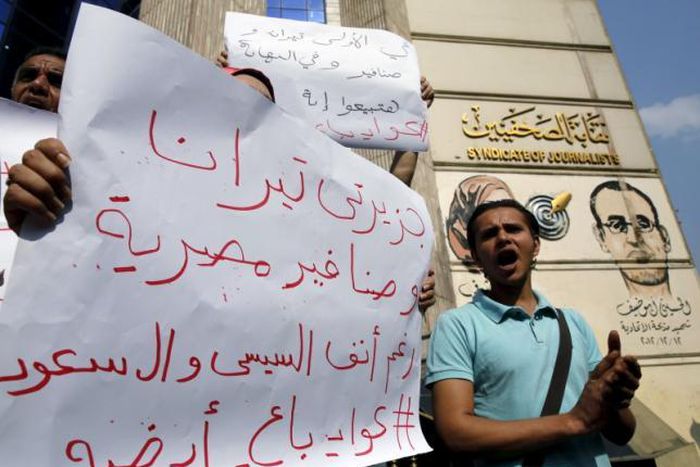 Egyptian court acquits 22 over Red Sea islands protest